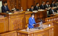 参院本会議で所信表明演説をする高市首相(24日)