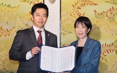 自民、維新の連立合意文書の個別政策部分の2割を医療が占めた(10月20日、国会内)