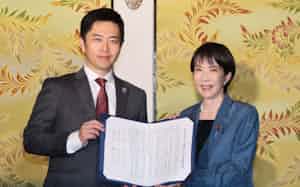 自民、維新の連立合意文書の個別政策部分の2割を医療が占めた(10月20日、国会内) 自民、維新の連立合意文書の個別政策部分の2割を医療が占めた(10月20日、国会内)