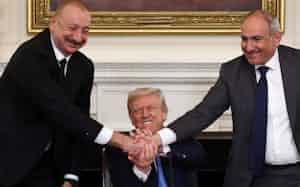8月8日、米ホワイトハウスで固く握手するアゼルバイジャンのアリエフ大統領とトランプ米大統領、アルメニアのパシニャン首相(左から)=ロイター 8月8日、米ホワイトハウスで固く握手するアゼルバイジャンのアリエフ大統領とトランプ米大統領、アルメニアのパシニャン首相(左から)=ロイター