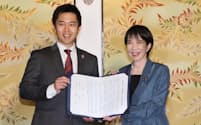 連立合意文書に署名した自民党の高市早苗総裁(右)と日本維新の会の吉村洋文代表(20日、国会内)