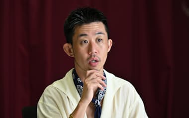 「向き合えば向き合うほど、今起きていることと変わらないと思い知らされた」と語る飯塚花笑監督