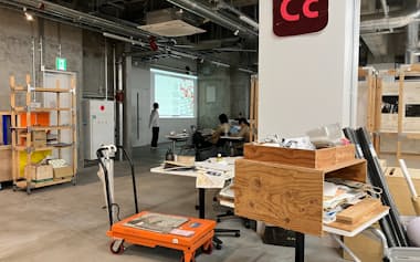 千葉大driでは壁のない空間を可動式の棚やボードで仕切り、講義や実習を行っている(10月、東京都墨田区)