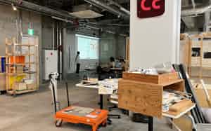 千葉大driでは壁のない空間を可動式の棚やボードで仕切り、講義や実習を行っている(10月、東京都墨田区) 千葉大driでは壁のない空間を可動式の棚やボードで仕切り、講義や実習を行っている(10月、東京都墨田区)