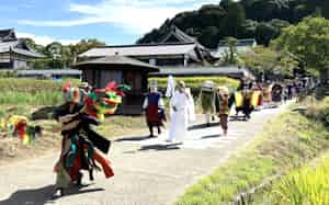 「迦楼羅」の伎楽面をかぶった森山が先導し、約2キロメートルを練り歩いた「行道」(9月27日、明日香村) 「迦楼羅」の伎楽面をかぶった森山が先導し、約2キロメートルを練り歩いた「行道」(9月27日、明日香村)