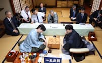 第73期将棋王座戦第4局で伊藤匠叡王(手前右)を破り、対局を振り返る藤井聡太王座(7日、神奈川県秦野市)