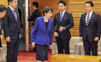閣議に臨む高市首相(24日午前、首相官邸)