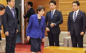 閣議に臨む高市首相(24日午前、首相官邸) 閣議に臨む高市首相(24日午前、首相官邸)