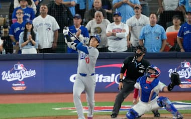 本塁打を放ったワールドシリーズ開幕戦で、大谷翔平は敵地のファンに「We don't need you」の掛け声と大ブーイングで迎えられた=イマジンイメージズ提供・ロイター