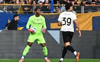 コモ戦でプレーするパルマのGK鈴木彩艶(25日、パルマ)=ゲッティ共同