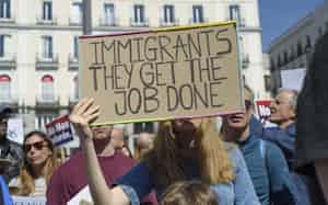 マドリード中心部で開かれた抗議デモ。「移民は仕事をやり遂げる」というプラカードを掲げている=AP マドリード中心部で開かれた抗議デモ。「移民は仕事をやり遂げる」というプラカードを掲げている=AP