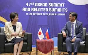 フィリピンのマルコス大統領(右)と会談する高市首相(26日、マレーシア・クアラルンプール)=共同 フィリピンのマルコス大統領(右)と会談する高市首相(26日、マレーシア・クアラルンプール)=共同