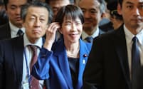 衆院での所信表明演説を終え、参院へ向かう高市首相(24日)