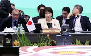 「アジア・ゼロエミッション共同体(AZEC)」首脳会議に臨む高市首相(中央)ら(26日、マレーシア・クアラルンプール)=代表撮影 「アジア・ゼロエミッション共同体(AZEC)」首脳会議に臨む高市首相(中央)ら(26日、マレーシア・クアラルンプール)=代表撮影