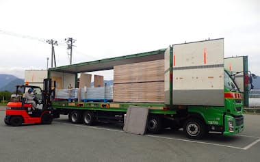 アイジー工業は住宅用屋根材の生産拠点移管に伴い、商品物流に鉄道輸送を積極活用している(10月、山形県東根市)=同社提供