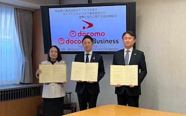 協定書に署名したNTTドコモの野沢千晶東北支社長㊧、鈴木健太知事㊥、NTTドコモビジネスの鈴石建一東北支社長㊨(27日、秋田県庁)