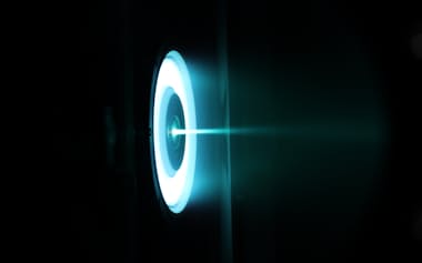 衛星の小型化につながるIHI開発のホールスラスター(電気式推進機)