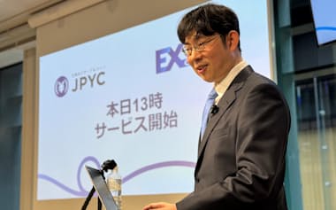 円建てステーブルコインの発行を発表するJPYCの岡部典孝社長(27日、東京都内)