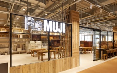 「無印良品 イオンモール橿原」の目玉は古家具や古着などを販売する「ReMUJI」のコーナーだ(写真=良品計画提供)