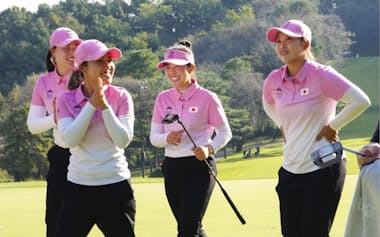 韓国に勝ち越して喜ぶ(左から)竹田麗央、古江彩佳、山下美夢有、西郷真央=共同