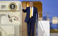 羽田空港に到着し、大統領専用機を降りるトランプ米大統領(27日)=AP