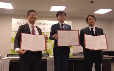 協定書に署名した向縄嘉律哉ビットグリットCEO㊧、沼谷純市長㊥、須藤晃平エスツー代表㊨(27日、秋田市役所)