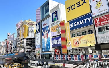 大阪・道頓堀エリアには巨大な広告がひしめく(大阪市中央区)