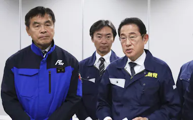 石川県輪島市で記者団の取材に応じる岸田元首相(右)。左は馳浩知事(27日午後)=共同
