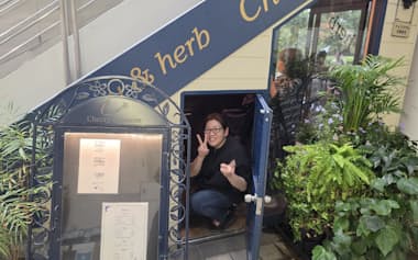 「カレー&ハーブ チェリーブロッサム」は階段の下にある