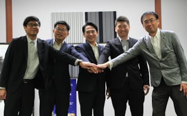 センタシストアカデミーの中岡社長(右から2人目)らが北九州市の武内市長(中央)を表敬訪問した(27日)