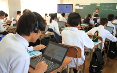 生徒がそれぞれAIの「シーサーくん」と英語で対話を練習する(10月、北九州市の志徳中)