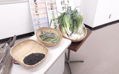 書籍出版の発表には伝統野菜も展示された(27日、秋田県庁)