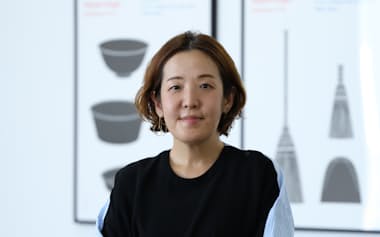 せんごく・あや 1976年生まれ。大手印刷会社に入社し、デザイナー、制作ディレクターとして勤務。2011年に中川政七商店入社。社長秘書、商品企画課長などを経験。18年3月、中川政七氏(襲名していた「13代中川政七」を25年2月に返上して現在は中川淳氏)から社長職を引き継ぎ、創業家以外で初の社長となる。高松市出身