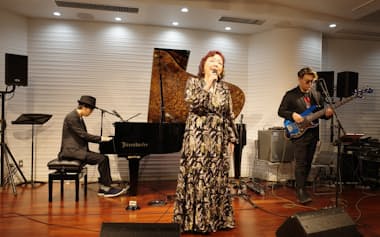 サトウ㊨、穴水㊧との3世代でライブを重ね、新作を録音した(10月25日、東京・赤坂ストラドホール)