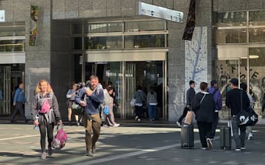 インバウンドらが往来するJR博多駅前(28日、福岡市)