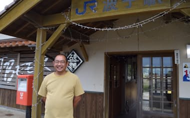 石見麦酒はJR波子駅内に醸造所を構える(島根県江津市、写真は山口巌雄工場長)
