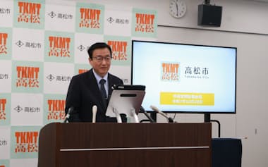 記者会見する大西市長(28日、高松市)