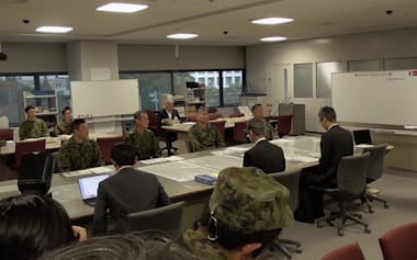 協議に臨む陸上自衛隊(画面奥)と秋田県の関係者(28日、秋田県庁)