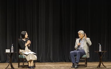 対談する山極寿一さん(右)と小川洋子さん