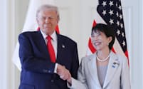 トランプ米大統領と握手を交わす高市早苗首相(28日、東京・元赤坂の迎賓館)=代表撮影