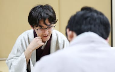 将棋王座戦第5局で藤井聡太前王座(手前)を破り、感想戦で対局を振り返る伊藤匠新王座(28日、甲府市)