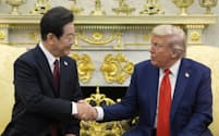 訪米した韓国の李在明大統領(左)と握手するトランプ米大統領(8月25日、ワシントン)=AP