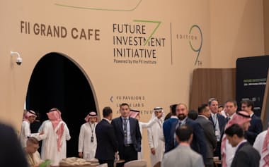 サウジで開かれる国際投資会議FIIは「砂漠のダボス会議」とも呼ばれる(28日、リヤド)