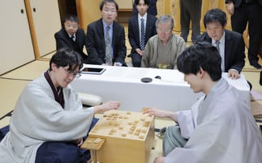 将棋王座戦第5局の感想戦で対局を振り返る伊藤匠新王座(手前左)と藤井聡太前王座(28日、甲府市)