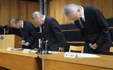 記者会見を終え、頭を下げる徳島大の河村保彦学長(右から3人目)ら(28日、徳島市)=共同