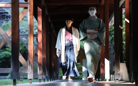 将棋王座戦第5局の対局室に向かう伊藤匠叡王(左)=28日午前、甲府市 将棋王座戦第5局の対局室に向かう伊藤匠叡王(左)=28日午前、甲府市