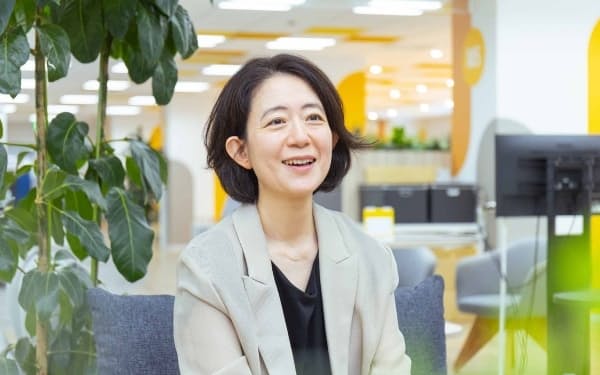 「会社員という枠組みを取っ払ったほうがいい」と気づいた安永則子(やすなが のりこ)さん 小さい書房代表 1971年生まれ。長崎や福岡で幼少時代を過ごし18歳で上京。東京外国語大学卒業。1995年TBSテレビ入社。主に報道畑を歩む。17年間勤めて退社し、ひとり出版社「小さい書房」を設立。好きな言葉は「実験」。立ったまま寝たことがある。 「会社員という枠組みを取っ払ったほうがいい」と気づいた安永則子(やすなが のりこ)さん 小さい書房代表 1971年生まれ。長崎や福岡で幼少時代を過ごし18歳で上京。東京外国語大学卒業。1995年TBSテレビ入社。主に報道畑を歩む。17年間勤めて退社し、ひとり出版社「小さい書房」を設立。好きな言葉は「実験」。立ったまま寝たことがある。