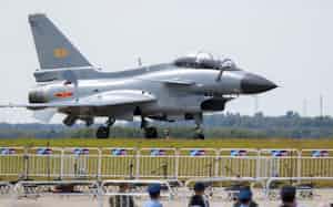 中国・長春の航空ショーで披露されたJ-10s戦闘機(9月)=AP 中国・長春の航空ショーで披露されたJ-10s戦闘機(9月)=AP