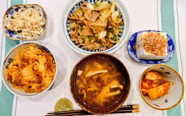 野菜やキノコ、発酵食品をしっかり取るなど食生活も改善した(夕食の一例)