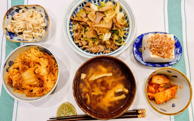 野菜やキノコ、発酵食品をしっかり取るなど食生活も改善した(夕食の一例) 野菜やキノコ、発酵食品をしっかり取るなど食生活も改善した(夕食の一例)